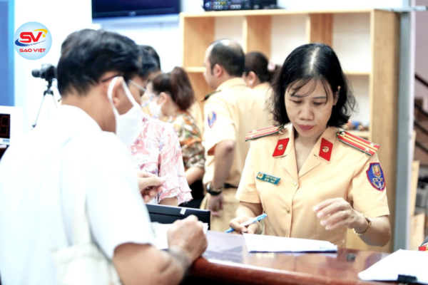 Cán bộ đội sát hạch, cấp đổi giấy phép lái xe hướng dẫn cho người dân làm thủ tục - ảnh sưu tầm